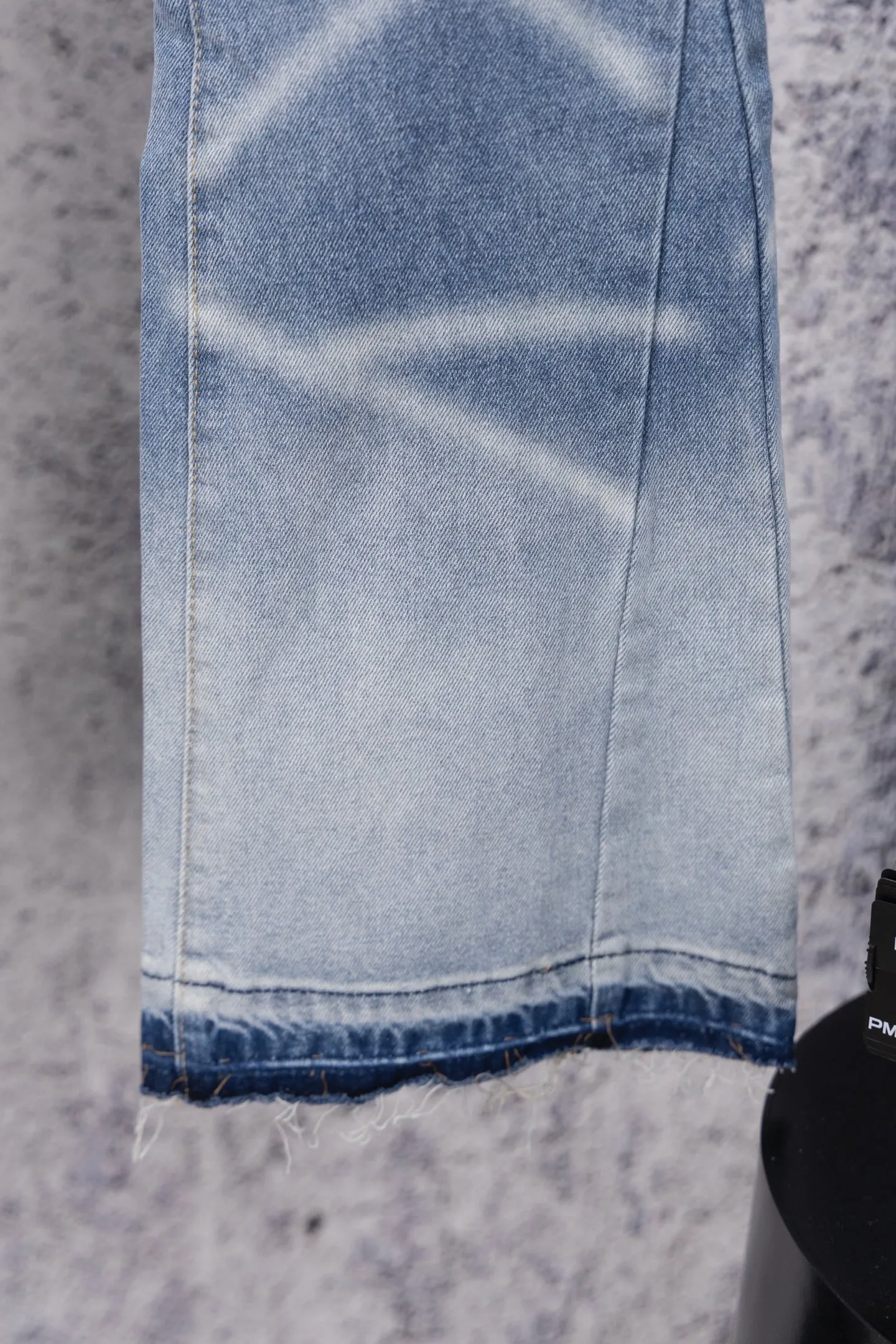 💰240 GALLERY DEPT.25ss new style. Denim spliced ​​with all-over printed leather ripped bell-bottoms, washed and distressed jeans. Gallery Dept. was born in the soil of Los Angeles street culture. With the core concept of "art is daily life", it deeply integrates traditional denim craftsmanship with modern graffiti art. The brand transforms old denim, Vintage T-shirts and other items by hand, giving them personalized elements such as wear, splashing, splicing, etc. Each piece is hand-finished by craftsmen and has both artistic collection value and practical function. In 2021, the joint capsule series with French veteran Lanvin and the cooperation with Chrome Hearts have attracted the attention of the fashion industry, confirming its transformation from an independent studio to an international trend symbol. Gallery Dept. targets the global fashion pioneer group aged 18-35 and positions itself as a "high street art trendy brand". Its core competitiveness lies in: • Cultural symbol output: Through endorsements from stars such as Virgil Abloh, Jennie, and Justin Bieber, it strengthens the brand's benchmark status in the hip-hop and fashion circles. Size: 28-36 Color: Blue